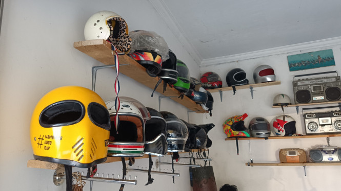 Helm klasik di Toko Kiri