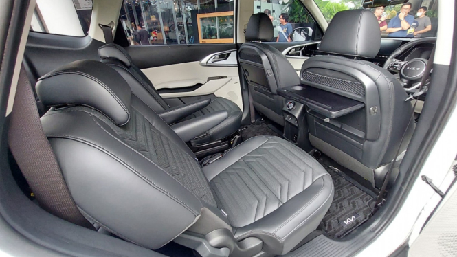 Kia Carens 1.5L IVT 6-seaters