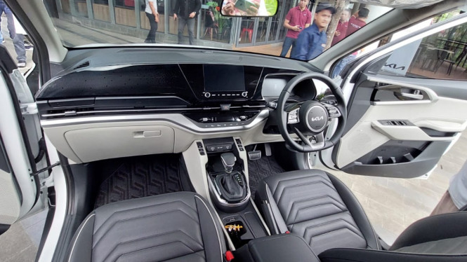 Kia Carens 1.5L IVT 6-seaters