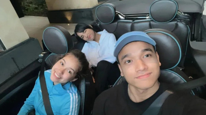 Rebecca Klopper, Fadly Faisal, dan Fuji di Mini Cooper Cabriolet