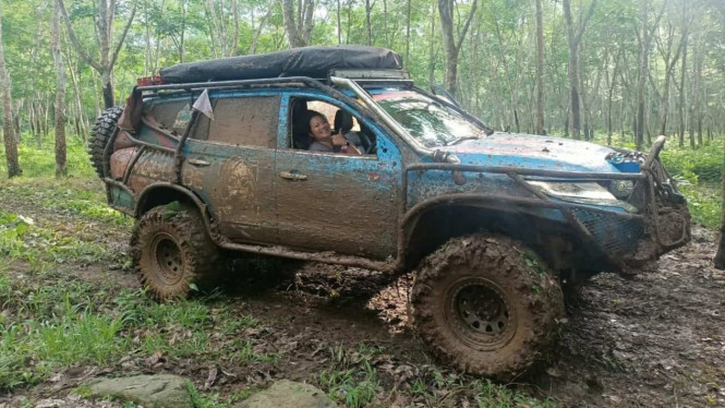 Ibu Rumah Tangga, Elies, memakai Pajero Sport