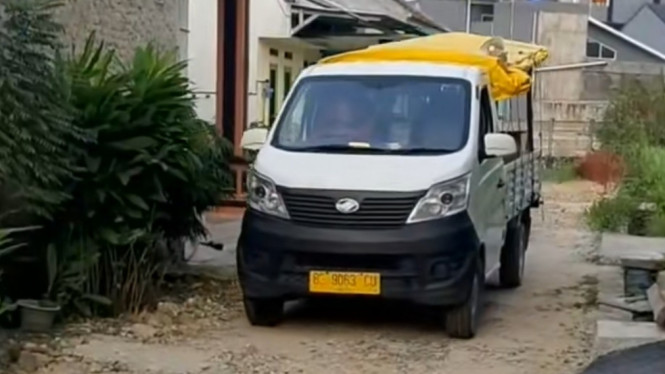 Jualan tahu bulat pakai Esemka Bima