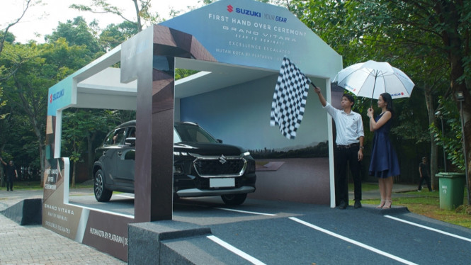 Penyerahan unit Suzuki Grand Vitara ke konsumen