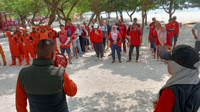 Wahana Honda bersih-bersih pantai.