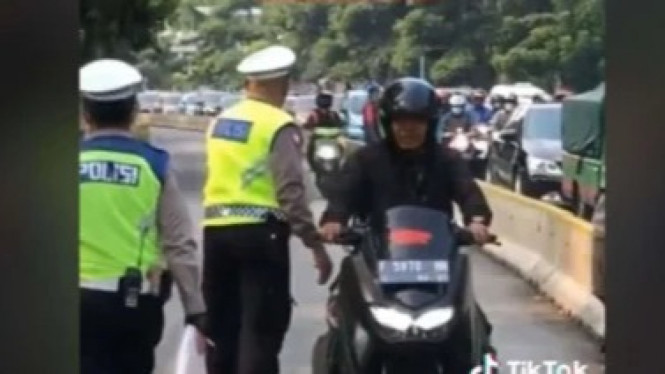 Seragam loreng lolos di jalur busway