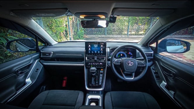 Interior Kijang Innova Zenix Hybrid V Modellista
