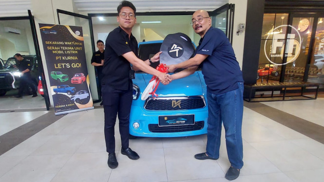 Serah terima unit mobil listrik Kurnia Motors