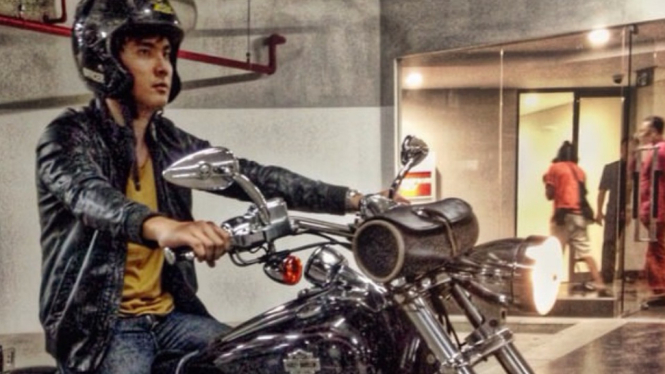 Rendy selingkuhan Syahnaz naik Harley-Davidson