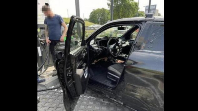 Mobil listrik Suzuki eVX sedang dicas