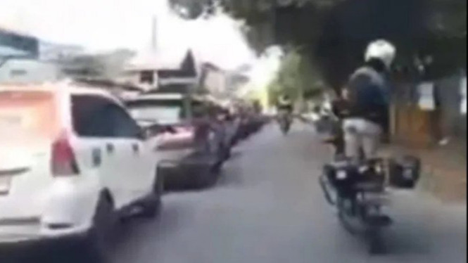 Relawan saat kawal Ambulans