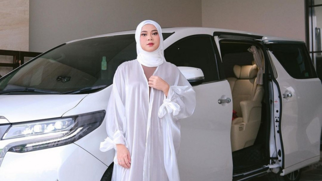 Selebgram Hanum Mega dengan Toyota Alphard