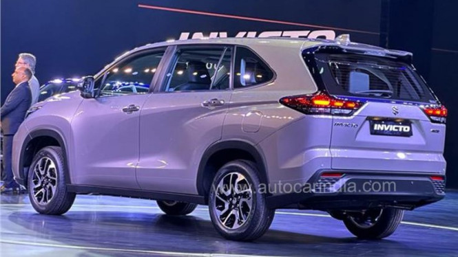 Suzuki Invicto mobil kembaran Kijang Innova Zenix