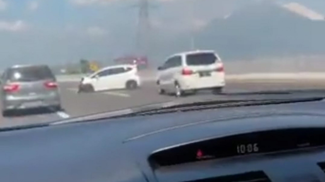 Viral kecelakaan mobil Honda Jazz di jalan tol.