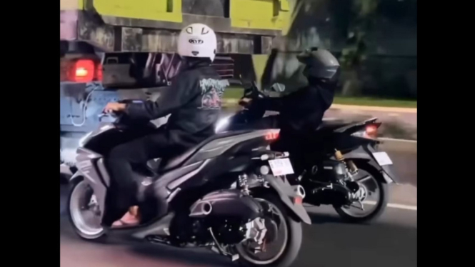 Viral pemotor berkendara di kolong truk