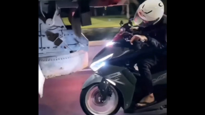 Viral pemotor berkendara di kolong truk