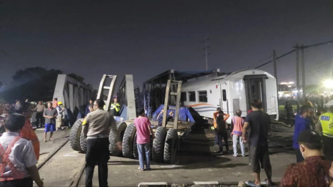 Kereta Api (KA) Brantas yang tabrak truk trailer di Semarang.