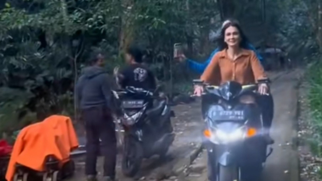 Luna Maya naik Yamaha Aerox