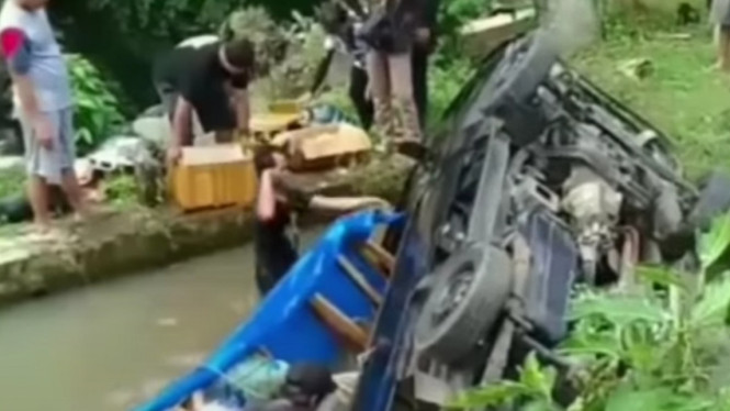 Mobil pedagang tahu bulat kecebur speaker masih nyala