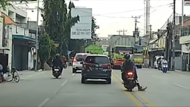 Viral pemotor ambil sampah di jalan raya