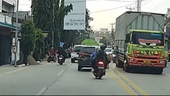 Viral pemotor ambil sampah di jalan raya