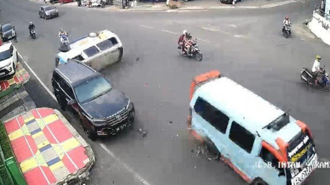 angkot ngebut tabrak Fortuner