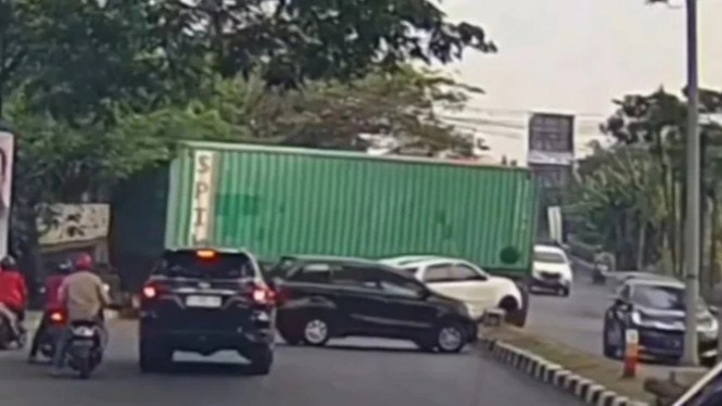 Mobil hindari kecelakaan dengan truk