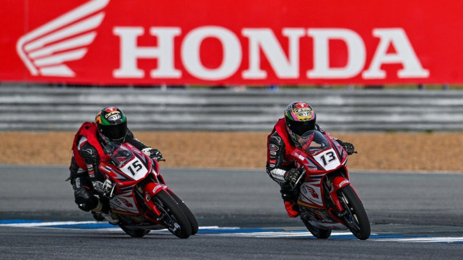 Pembalap Astra Honda Racing Team (AHRT) Decksa Almer Alfarezel  no 13