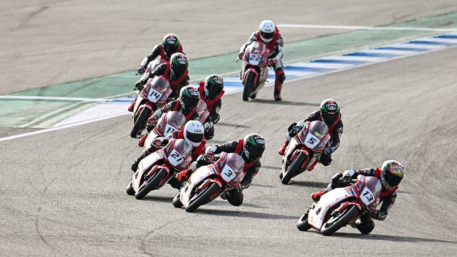 Pembalap Astra Honda Racing Team (AHRT) Decksa Almer Alfarezel  no 13