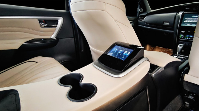 Modifikasi kabin Toyota Fortuner oleh divisi Altera Auto Indonesia
