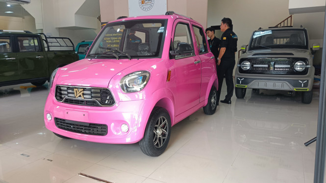 Penyerahan mobil listrik K-Kooper