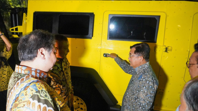 Jusuf Kalla cek mobil sekjen Golkar