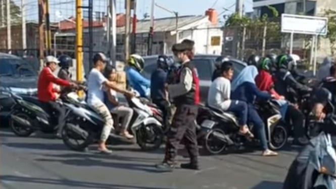 Viral polisi atur lalu lintas
