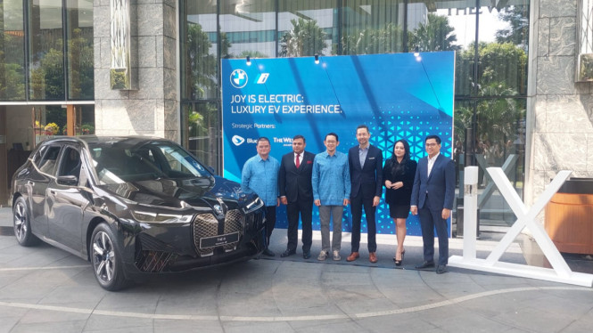 BMW iX jadi armada Taksi Blue Bird
