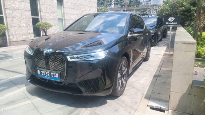 BMW iX jadi armada Taksi Blue Bird