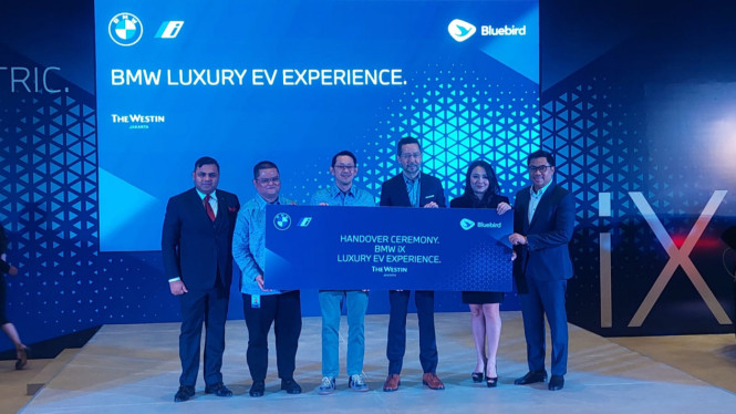 BMW iX jadi armada Taksi Blue Bird