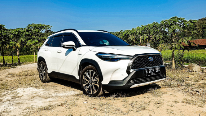 Test drive Toyota Corolla Cross Hybrid