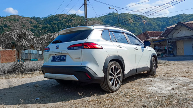 Test drive Toyota Corolla Cross Hybrid