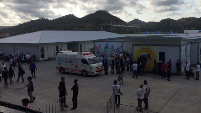 Pembalap asal Jepang, Haruki Noguchi diamankan tim medis