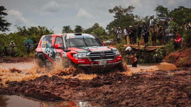 Toyota Land Cruiser 300 Jejelogy GHP di AXCR