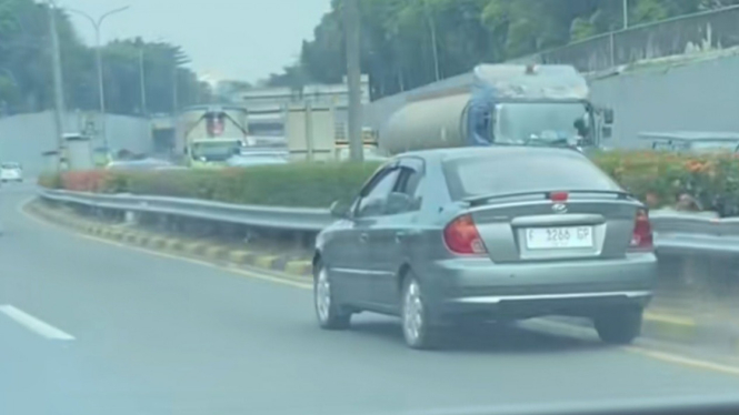 Viral pengemudi mobil yang membahayakan di jalan tol