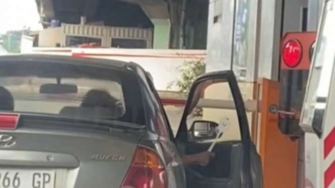 Viral pengemudi mobil seorang kakek di jalan tol