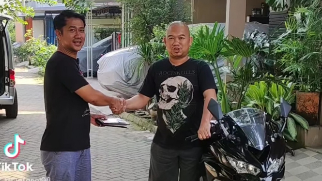 Kawasaki ZX-25R dibanting di depan penjualnya