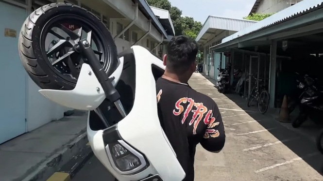 Motor listrik Honda EM1 e: diangkat orang berbadan kekar
