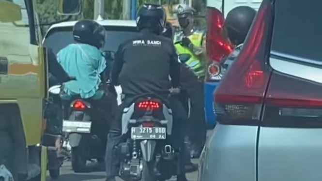 Viral Polisi terkecoh saat ingin menilang pengendara motor