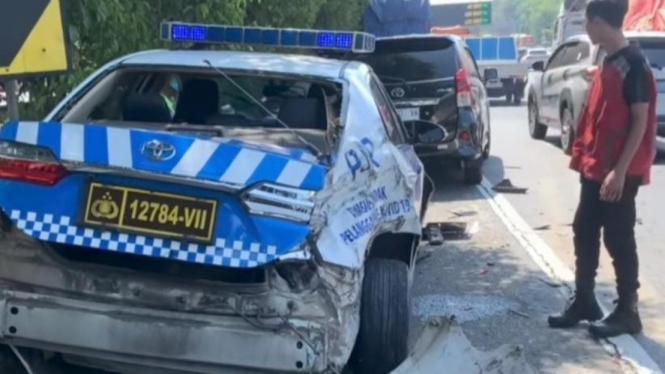 Mobil Polisi PJR yang kena tabrak di bahu jalan