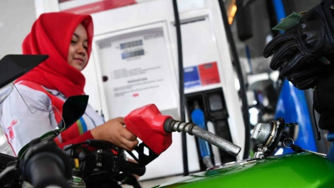 Isi bensin Pertamax Turbo di SPBU Pertamina