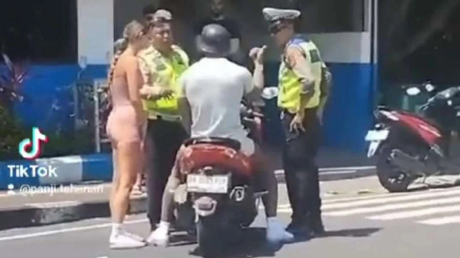Viral bule di Bali dorong Polisi lalu Lintas