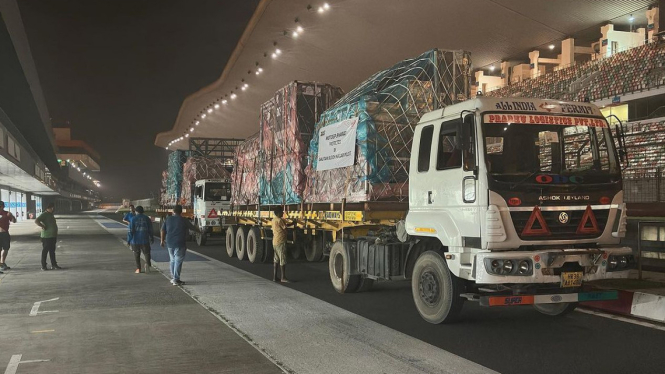 Truk mengangkut logistik balap di MotoGP India 2023