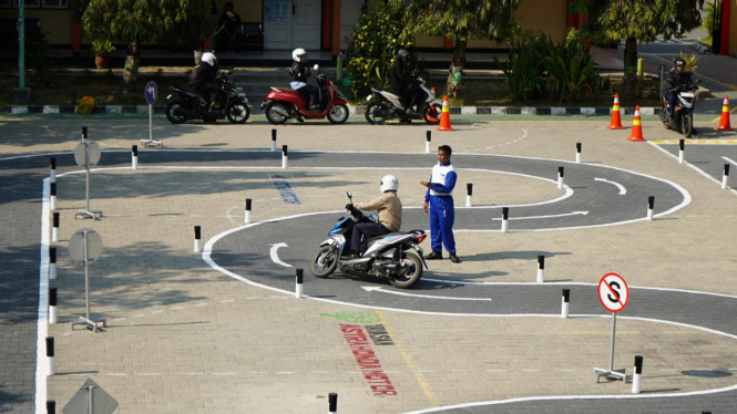 Safety riding Astra Honda Motor (AHM)