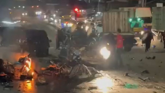 Video Detik-detik Kecelakaan Horor Di Exit Tol Bawen, Truk Tabrak 4 ...